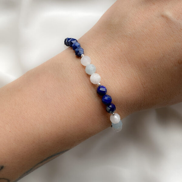 Bransoletka z lapis lazuli.